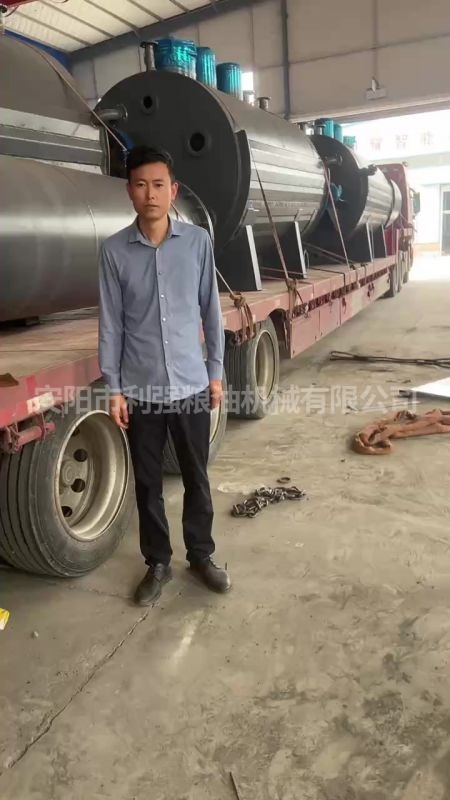 100噸熬煉動(dòng)物油發(fā)貨現(xiàn)場